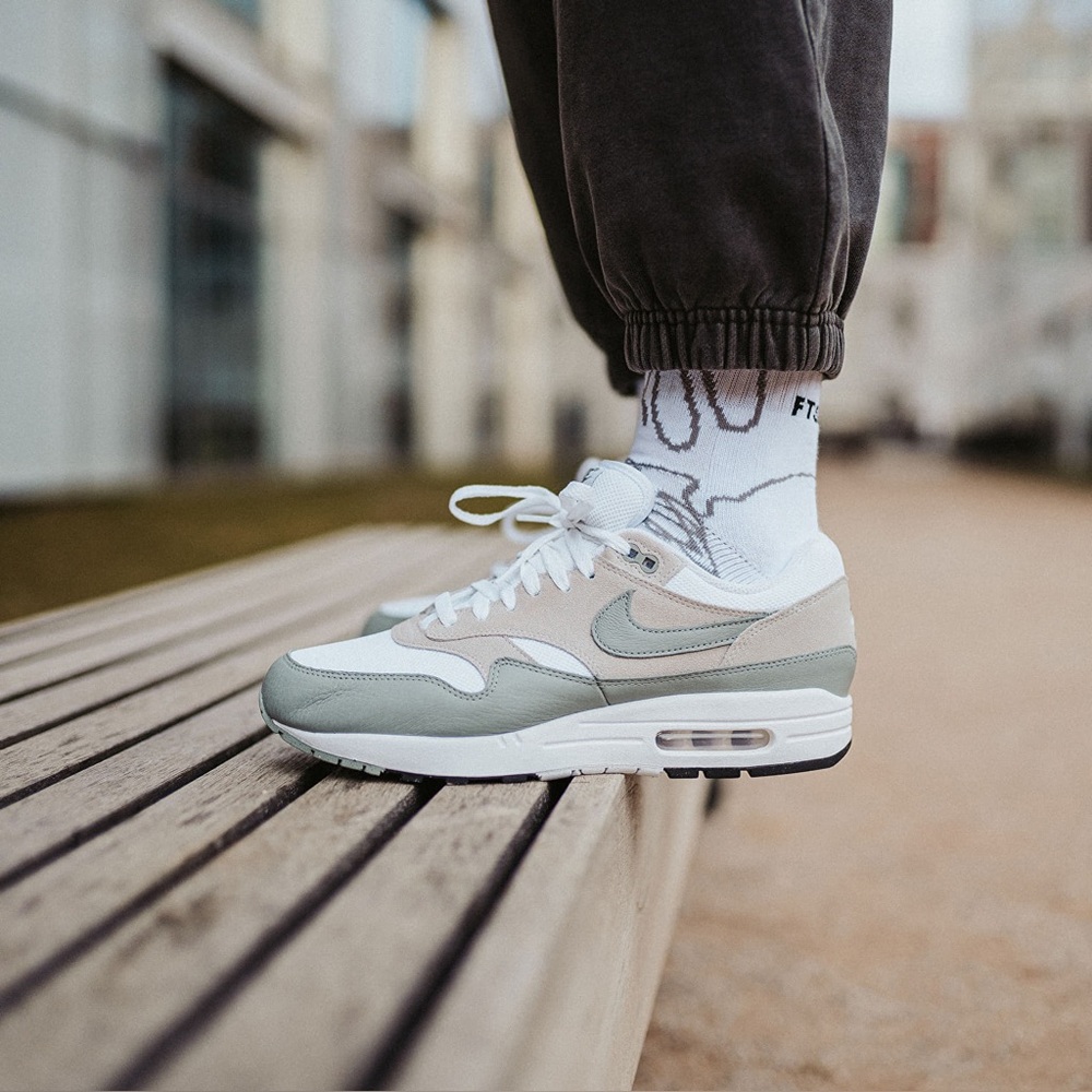 LIKE NEW Nike Air Max 1